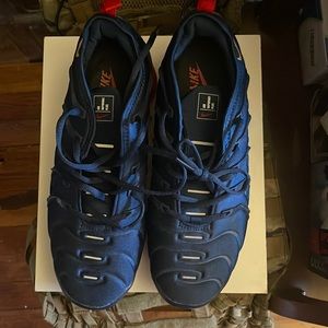 Navy blue + red bottom NIKE AIR VAPORMAX PLUS